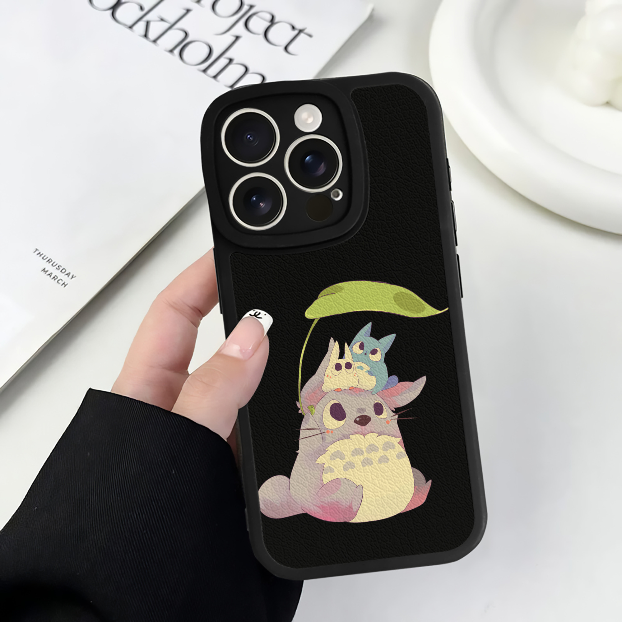 （画像用） となりのトトロ 草壁メイ 草壁サツキ My Neighbor Totoro Satsuki Kusakabe Mei Kusakabe 【iPhone 16シリーズ対応】シリコンスマホケース（レザー調） 材質：シリコン